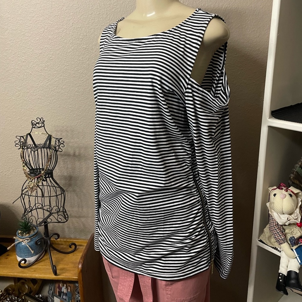 🖤Great Used Condition XL MICHAEL Michael Kors Cold shoulder, size zip strip top